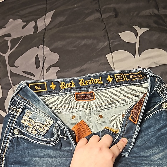 A pair of Size 27 Rock Revival skinny jeans - Picture 2 of 14